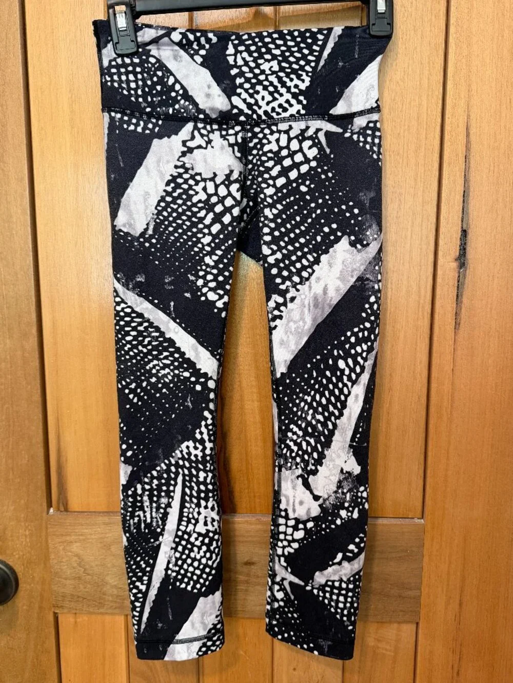 Lululemon Black, White & Gray Patterned Crop Leggings Size 2 - 22